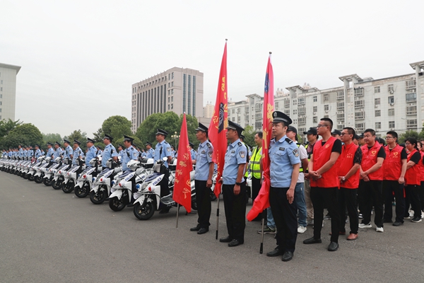 ​光山县公安局举行警用电动车发放暨社区警务团队授旗仪式