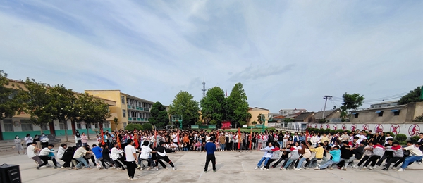 ​西平县酒店初级中学举行拔河比赛