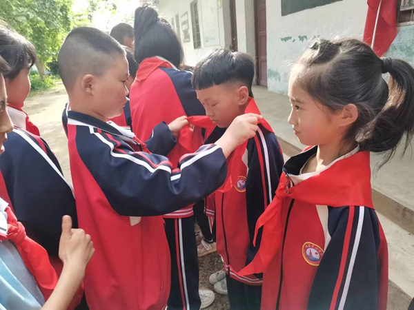 西平县权寨郑楼小学举行新队员入队仪式