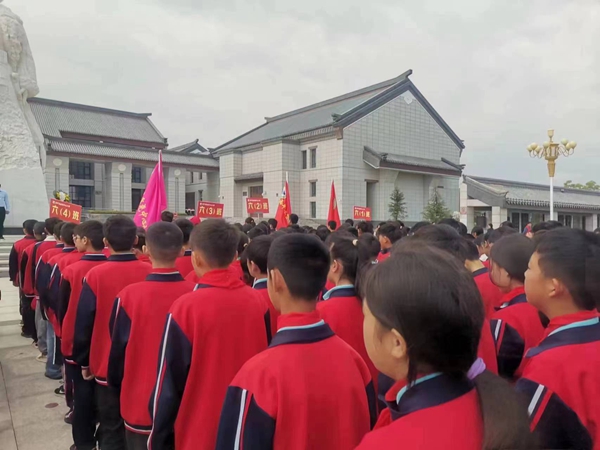 ​西平县盆尧中心小学开展“传承红色基因 争做时代新人”研学活动