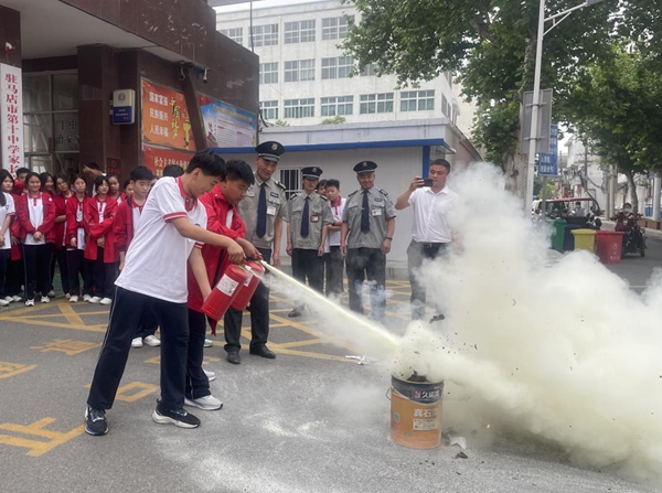 ​驻马店市第十中学教育集团开展安保培训及消防演练教育活动