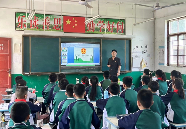 ​西平县专探谷河小学开展法制宣传进校园活动