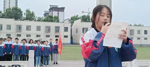 相约国旗下 拼搏正当时——新蔡县实验中学高二年级部举行升国旗仪式