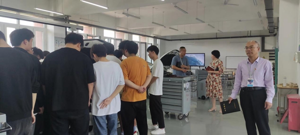 ​河南交通技师学院冯宝山副院长到汽车实训中心开展工学一体化调研