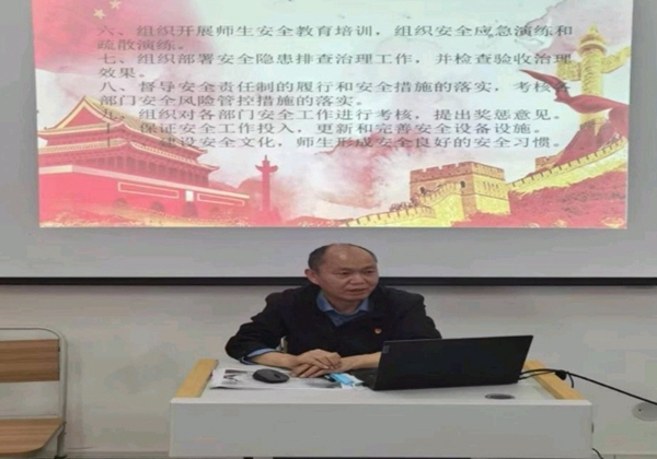 ​河南交通技师学院副院长李国文在汽车工程系党支部上主题教育党课