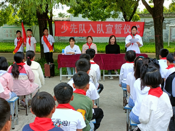 ​西平县重渠张庄小学举行的新队员入队仪式