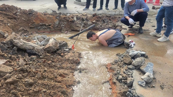 罗山县自来水公司：奋战抢修保供水 “带水作业”获点赞