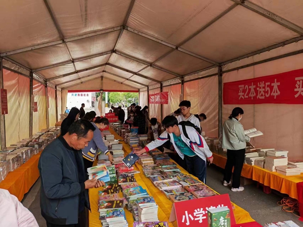 平舆县邮政分公司惠民图书巡展活动获好评
