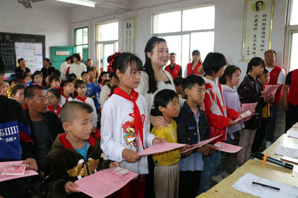 邓州市文渠镇10名特困单亲学生有了“代理妈妈”