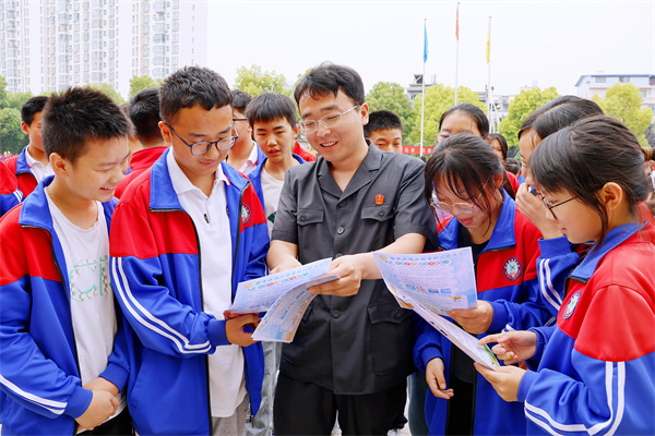 内乡县法院：法治教育进校园