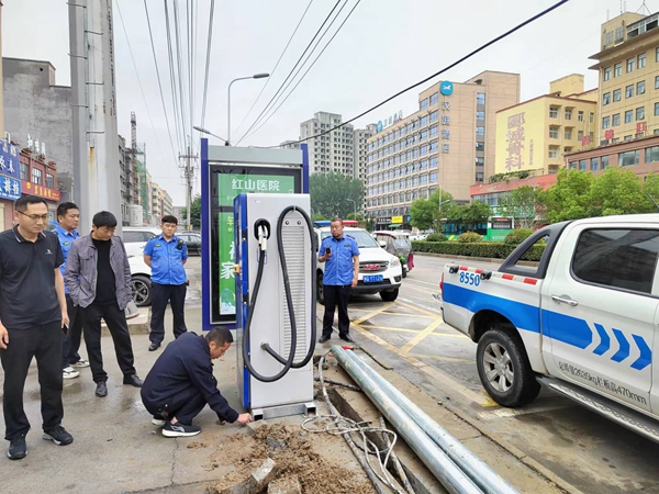 ​西平县城市管理局依法取缔挖掘城市道路私自安装充电桩