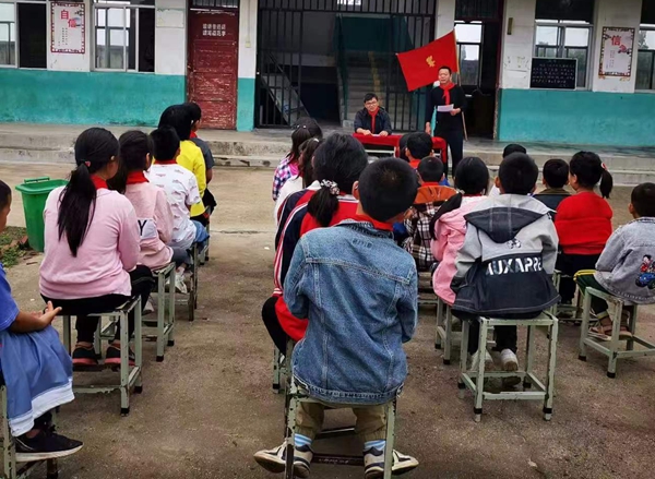 西平县芦庙唐庄小学举行迎“六一国际儿童节”暨少先队新队员入队仪式