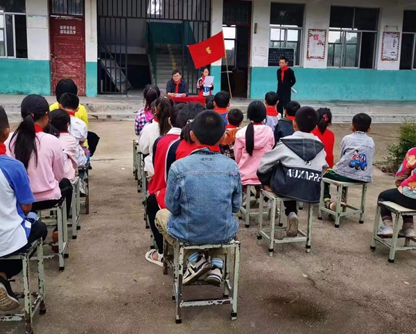 西平县芦庙唐庄小学举行迎“六一国际儿童节”暨少先队新队员入队仪式