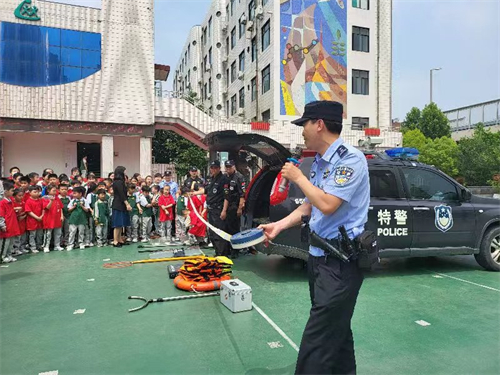 郑州二七警方走进校园培训百名“反诈小卫士”