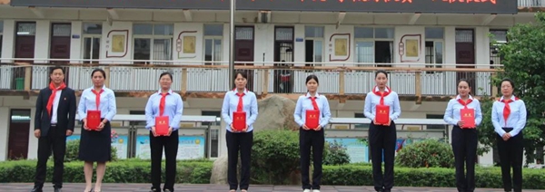 ​驻马店市第一小学举行2023年“学习党的二十大 争做新队员”分批入队仪式