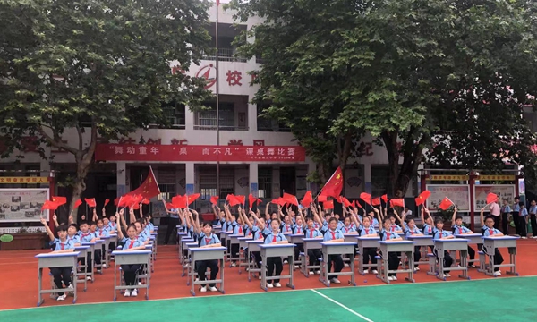 ​西平县第三小学举行“‘舞’动童年 ‘卓’尔不凡”首届课桌舞大赛