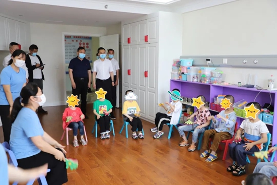 信阳市政府副市长翟晓宾“六一”儿童节前看望慰问福利院儿童