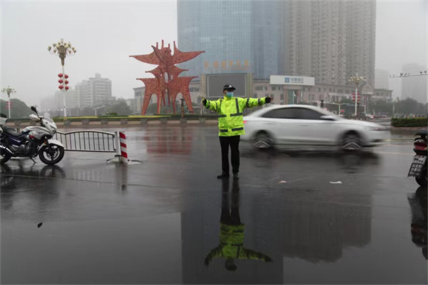 商丘交警全员上路疏堵保畅 雨中撑起“安全伞”