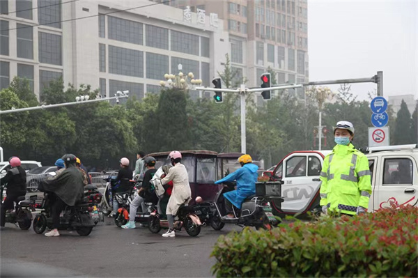 商丘交警全员上路疏堵保畅 雨中撑起“安全伞”
