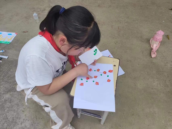 ​西平县重渠汪庄小学开展迎“六一”小手绘童心手指画比赛
