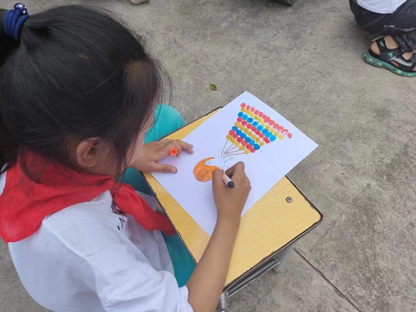 ​西平县重渠汪庄小学开展迎“六一”小手绘童心手指画比赛
