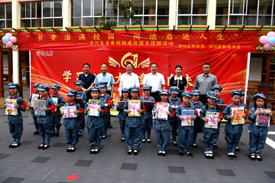 潢川县教体局局长胡波一行六一节前看望慰问少年儿童