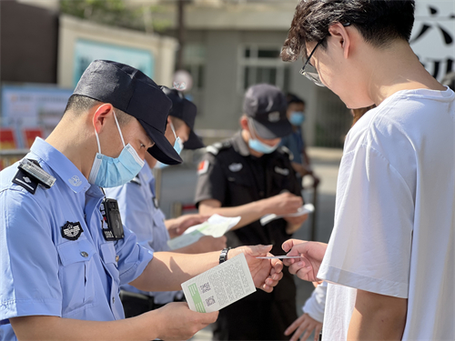 郑州二七警方护航2023年高考学子二三事 