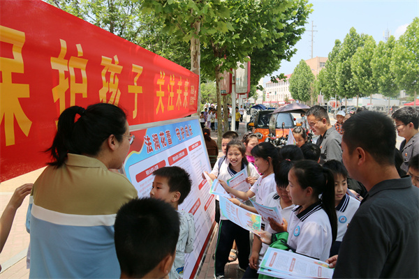 南召县法院开展“六一”普法宣传活动