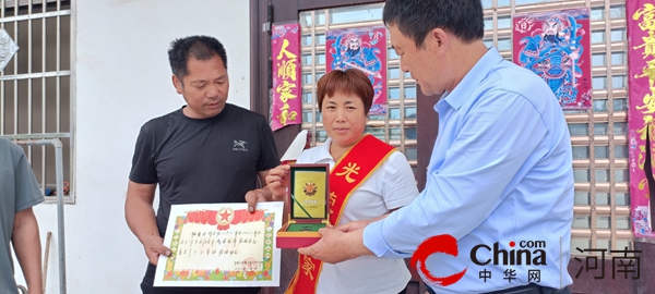 ​驻马店市城乡一体化示范区刘阁街道：立功喜报送上门 拥军优属暖人心