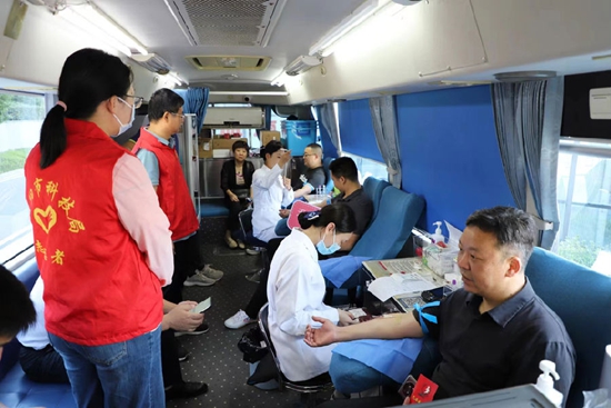 信阳市科技局组织开展无偿献血志愿服务活动