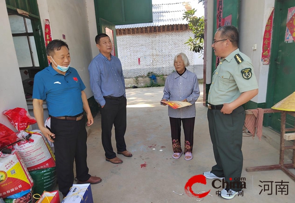 驻马店市驿城区水屯镇为荣立“三等功”现役军人家属送喜报