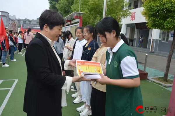 绿茵赛场勇拼搏 足球小将载誉归——西平县实验小学参加驻马店市第七届“市长杯”足球比赛荣获佳绩并举行表彰仪式