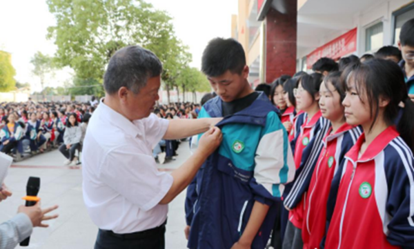 邓州市陶营镇一初中举行新团员入团宣誓仪式