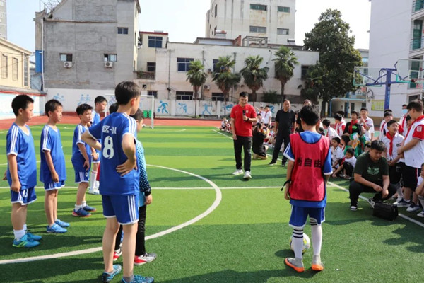 中国足球运动员程长城回母校邓州市城区一小作励志报告