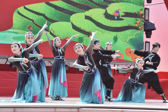 “舞”出振兴新风采 全国和美乡村广场舞大赛在河南省新县举办-天天视讯