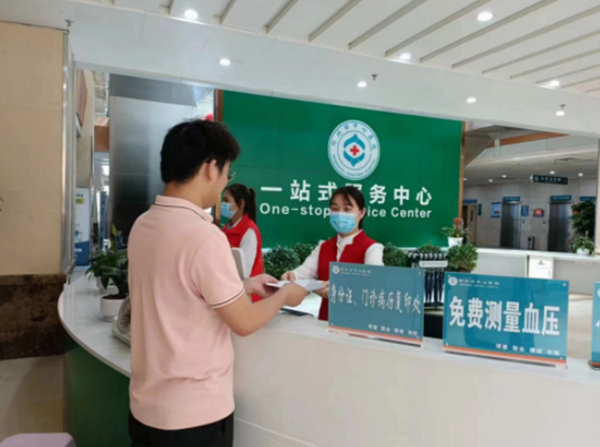 邓州市中心医院：优化营商服务环境 一站式服务正式启用