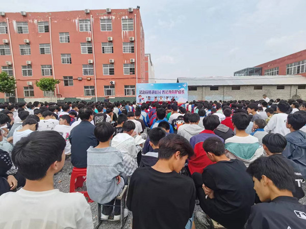 邓州市裴营乡：优化安全育人环境  防溺水宣讲校园