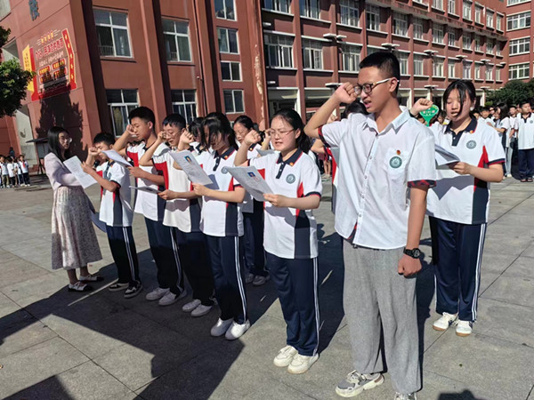 邓州市解放商城学校：“奔赴未来路 强我少年志”新团员入团仪式