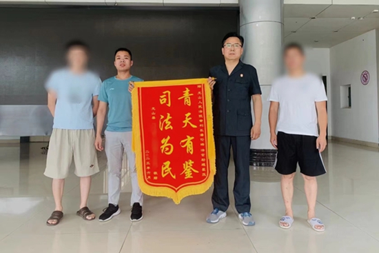 ​光山法院：罚款又拘役 三名被告却送锦旗表感谢-热消息