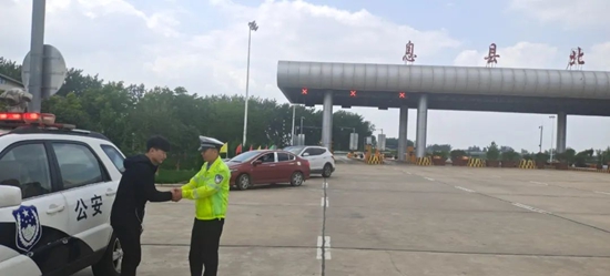 车辆故障“罢工” 信阳高速交警帮助驾驶员告别“囧途”