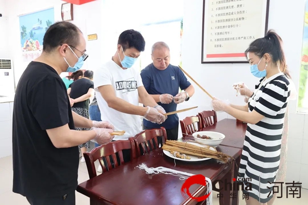 上蔡县人民检察院开展“品味端午 传承文明”包粽子活动