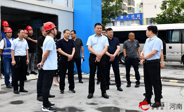 新蔡县委副书记、县长李勇到城建项目建设工地现场办公