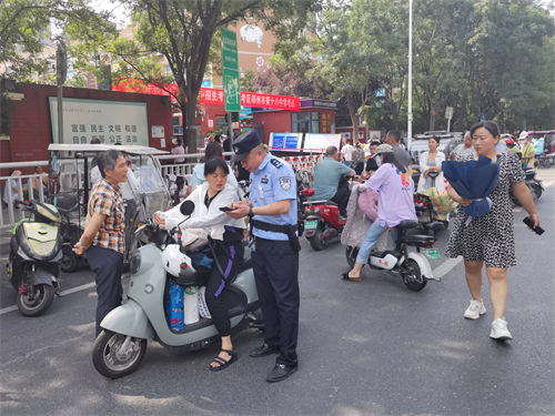  郑州二七警方德化街派出所为中考家庭撑起反诈“安全伞”