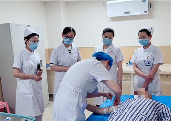 ​河南省护理质量控制专家组到信阳市中心医院开展指导评价工作