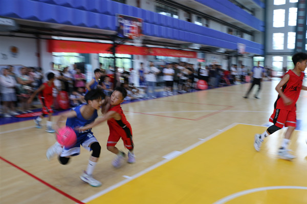 邓州市“奔跑吧·少年”中小学校园篮球比赛开打