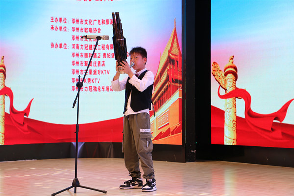 邓州市歌唱协会举办“庆七一 颂党恩”歌舞演唱会