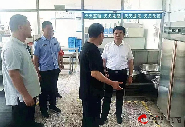 正阳县委常委、县委办公室主任刘天坤走访慰问老党员
