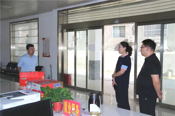 南召县法院走访慰问驻村工作队
