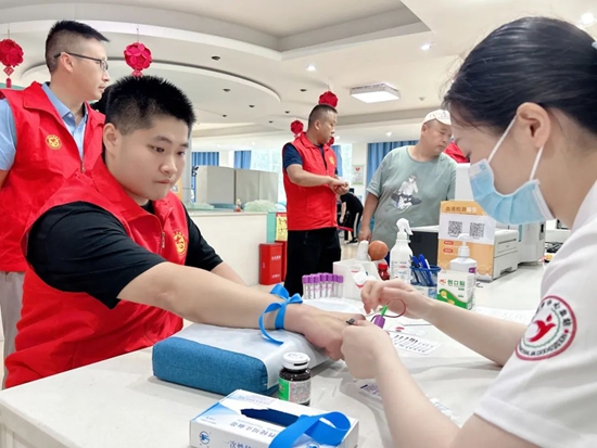 信阳市浉河区总工会组织开展无偿献血志愿公益活动