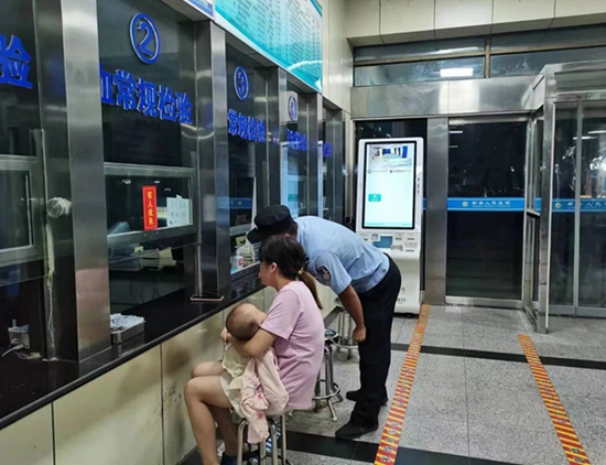 新县公安：七个月婴儿高烧昏迷 巡特警紧急送医救助